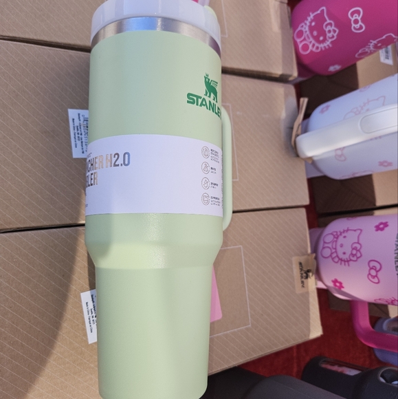 Stanley Quencher with FREE Green Rose Bracelet (40oz) H2.0 The Flowtrate Tumbler - Picture 4 of 14